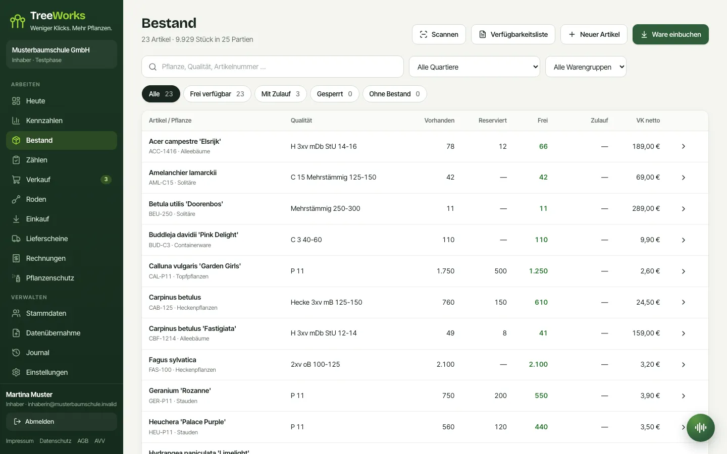 TreeWorks am Laptop: Bestandsliste mit botanischen Namen, Sortierungen, vorhandener, reservierter und freier Menge